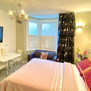 Apartment Modern And Cosy Flat, London
