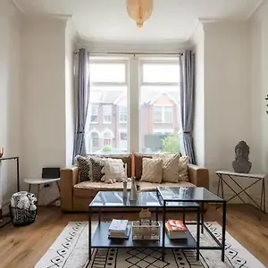 Homestay Alross With Breakfast, London
